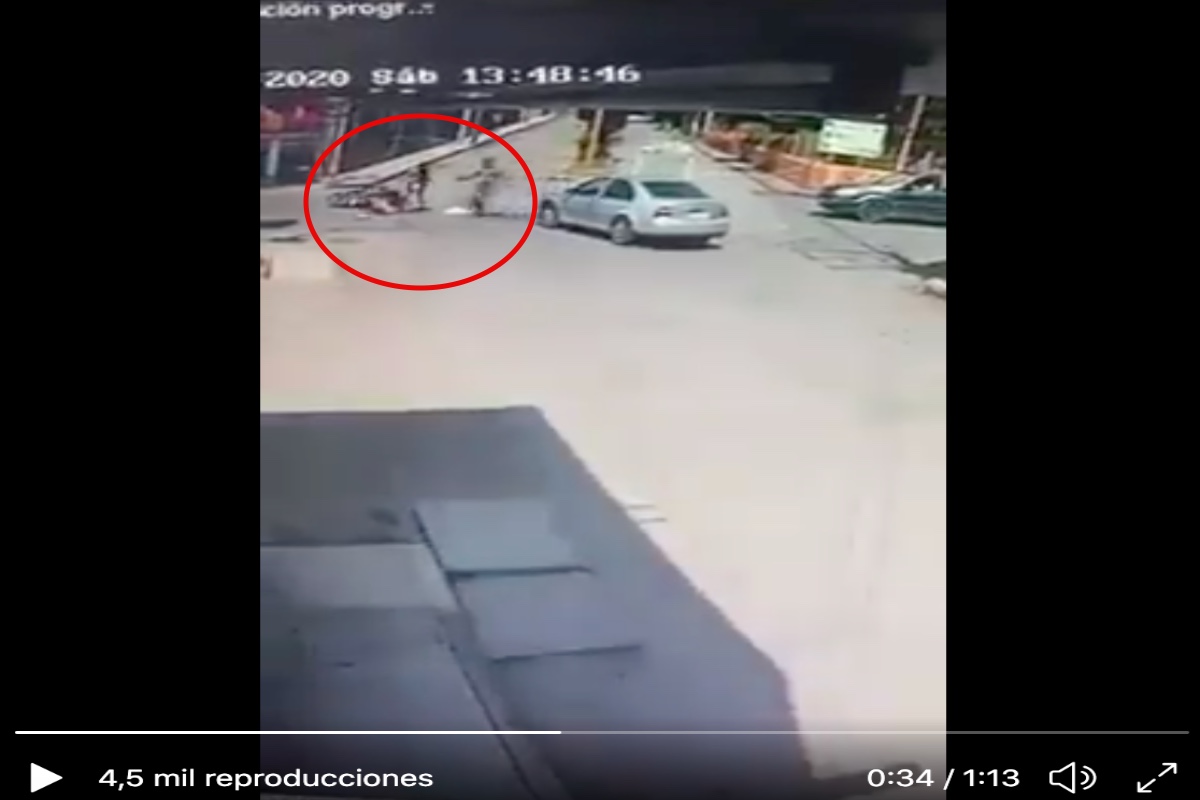 VIDEO: Sicario mata a joven frente a esposa y bebé; por los disparos los 3 cayeron de motoneta
