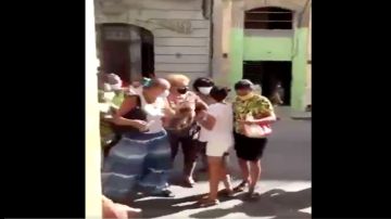 VIDEO: Simpatizantes de régimen cubano impiden que mujer opositora salga de su casa