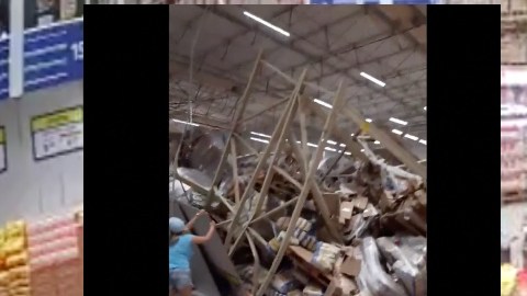 VIDEO: ¡Tragedia! escaparates aplastan a clientes en supermercado de Brasil