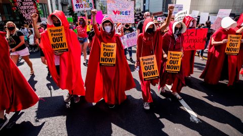 Marchan en LA por los derechos de la mujer.