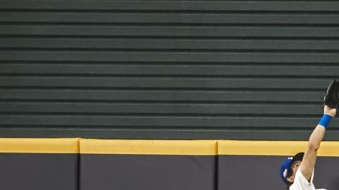 Cody Bellinger se eleva para robarle un jonrón a Fernando Tatis Jr.