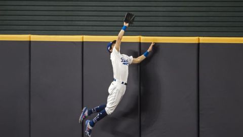 Cody Bellinger se eleva para robarle un jonrón a Fernando Tatis Jr.