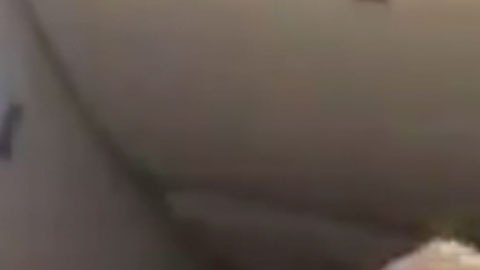 Captura de uno de los videos filmados por un testigo a bordo del avión.