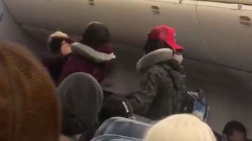 Captura de uno de los videos filmados por un testigo a bordo del avión.