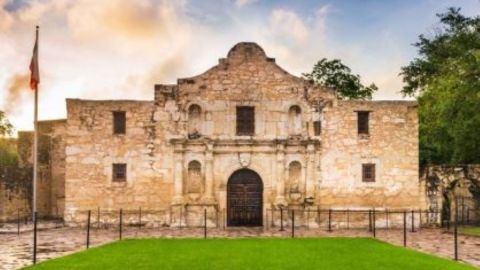 El Alamo ubicado en San Antonio Texas, es uno de los atractivos turísticos de esta ciudad, ya que tiene un gran valor histórico