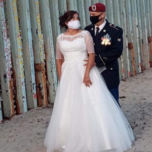 Veterano y madre deportada se casan en el muro fronterizo donde se conocieron