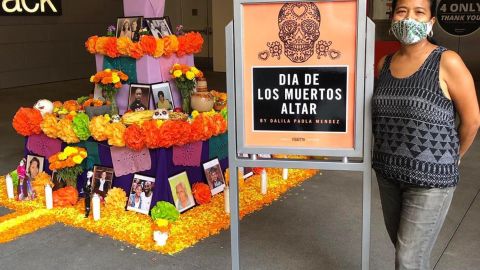 Dalila Paola Méndez posa para el altar de muertos que ella diseñó. (Cortesía Dalila Paola Méndez)