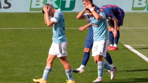 Los jugadores del Celta se lamentan tras a derrota ante el Atlético.