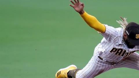 Fernando Tatis Jr., de los Padres, salta sobre Harrison Bader tras ponerlo out.