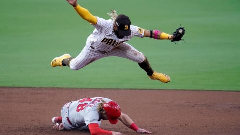 Fernando Tatis Jr., de los Padres, salta sobre Harrison Bader tras ponerlo out.