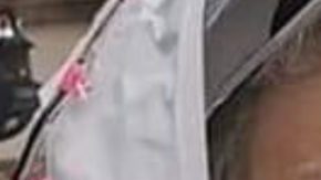 Beatrice Lumpkin, de 102 años, votando con un traje de protección personal.