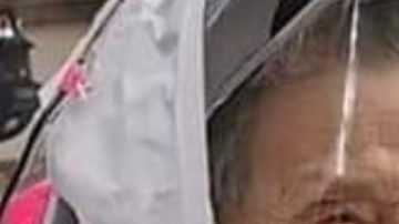 Beatrice Lumpkin, de 102 años, votando con un traje de protección personal.