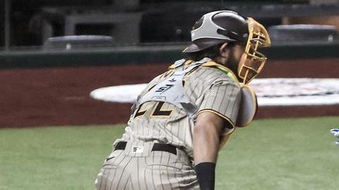 Chris Taylor anota para los Dodgers en el sexto inning.