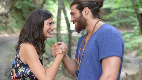 Demet Özdemir y Can Yaman protagonizan 'Pájaro Soñador'.
