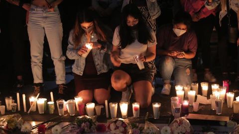 MEX7856. MORELIA (MÉXICO), 25/09/2020.- Familiares y amigos de la docente Jessica González Villaseñor encienden veladoras afuera del Palacio de Gobierno hoy, en la Ciudad de Morelia, en el estado de Michoacán (México). El asesinato de la joven profesora de educación básica ha conmocionado a la sociedad del estado mexicano de Michoacán, oeste del país, donde las protestas han ido en aumento en las últimas horas debido a la saña con la que fue perpetrado. EFE/ Ivan Villanueva