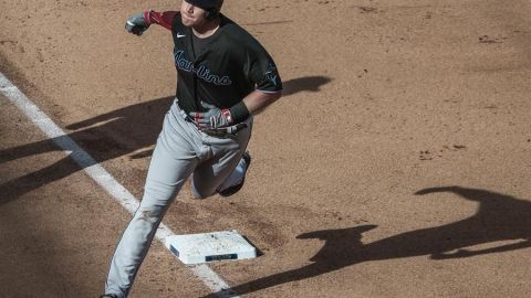 Garrett Cooper celebra tras batear un jonrón contra los Cubs.