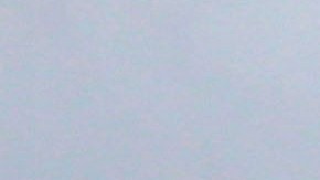 Un hombre empuja una embarcación encallada en Cancún, debido a la tormenta Gamma.