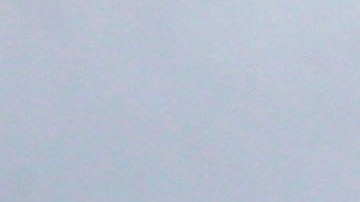 Un hombre empuja una embarcación encallada en Cancún, debido a la tormenta Gamma.