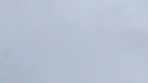Un hombre empuja una embarcación encallada en Cancún, debido a la tormenta Gamma.