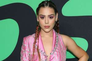 Danna Paola presume su escote y hace una noche de karaoke