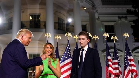 Melania Trump dice que le alegró que su familia pudiera estar junta mientras se recuperaban.