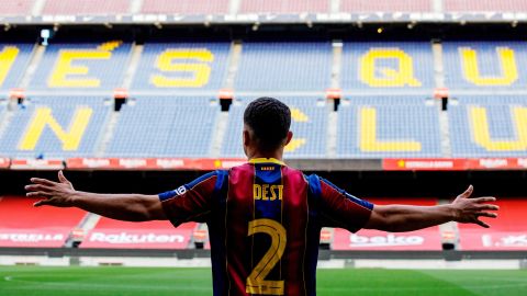 Sergiño Dest fue presentado como nuevo jugador azulgrana.