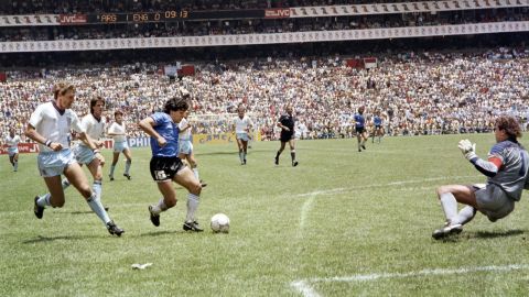 El momento exacto del gol del siglo: Diego Maradona volvió locos a los ingleses.