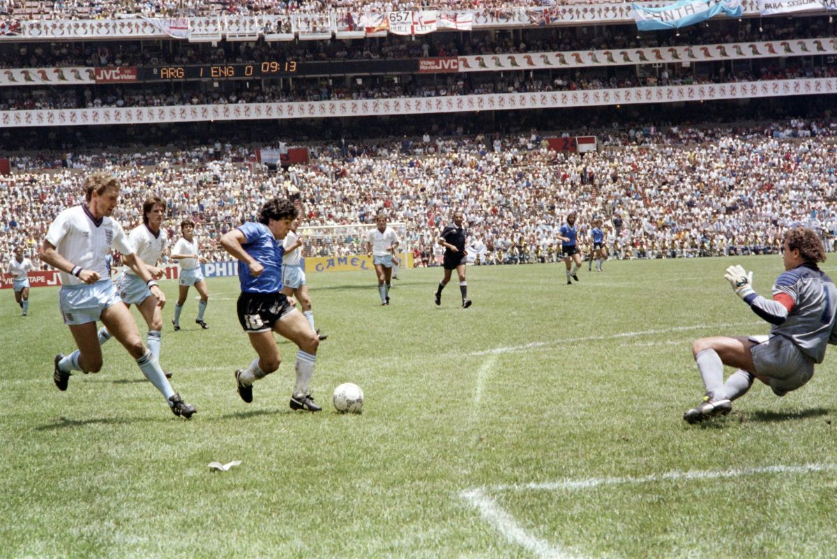 El momento exacto del gol del siglo: Diego Maradona volvió locos a los ingleses en 1986.