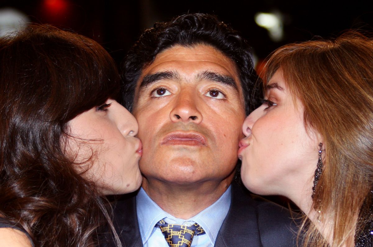 Diego Maradona al lado de sus hijas Dalma y Gianinna.