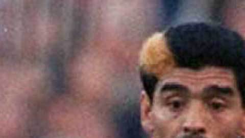 La franja amarilla, uno de los looks más recordados de Diego Maradona.