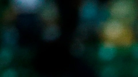 En 2016, los "ojeadores" del Atlético de Madrid se fijaron en un joven de 19 años: Diogo Jota, que despuntaba en el modesto club del Paços de Ferreira, y lo compraron por $7.7 millones de dólares. Hoy, tras ser descartado por Simeone en 2018, triunfa en la Premier y hace olvidar a Ronaldo en la selección lusa. Cuando tenía 19 años, en la temporada 2016-2017, lo adquirió el club colchonero y jugó cedido en el Oporto, que entrenaba Nuno Espírito Santo.A su corta edad, allí se hizo un hueco y se convirtió en una de las sensaciones del fútbol portugués durante esa campaña, especialmente por su habilidad a la hora de construir fútbol ofensivo y por su capacidad de definir con la zurda, a pesar de ser diestro. En 2016 recordaba que su fútbol nació en la calle y mostraba su personalidad al asegurar que no se comparaba con ningún otro jugador, ya que tenía "estilo propio". En el verano de 2017, al igual que en 2016, volvió a hacer parte de la pretemporada a las órdenes de Diego Simeone, donde tuvo especial relación con Griezmann, Koke, el brasileño Filipe Luis o el portugués Tiago. Sin embargo, el técnico argentino no lo vio claro y lo volvió a ceder, por lo que Nuno Espíritu Santo, que había dejado el Oporto, lo repescó para el Wolverhampton, donde arrancaba un ambicioso proyecto para consolidarse en la Premier inglesa. Allí, Diogo Jota comenzó un idilio con Inglaterra y con la afición del Wolves, que enloquecía con el joven futbolista luso, equipo que lo compró en unos $22 millones. Los Lobos lograrían revalorizar a un joven jugador que cada vez tenía más galones y que el pasado verano se convirtió en el deseado de Jürgen Klopp, por lo que el Liverpool desembolsó 43 millones de euros para que Diogo Jota formara parte de "los red". Mientras el Atlético de Madrid desembolsaba en el verano de 2019 casi $140 millones por João Félix. El destino y el positivo de covid de Cristiano Ronaldo hicieron que João Félix y Diogo Jota formaran el ataque de la selección de Portugal que venció a Suecia por 3-0. El primer gol lo anotó Bernardo Silva tras asistencia de Diogo Jota. El segundo lo anotó el propio Jota, que asumió la presión de ser el sustituto del astro portugués. Con 2-0 en el marcador, João Félix falló una clara delante del portero y a los pocos minutos Jota no perdonó tras una jugada por la izquierda en la que se zafó de dos defensores y marcó de libro para sellar el 3-0 definitivo y convertirse en un nuevo héroe de la afición portuguesa.
