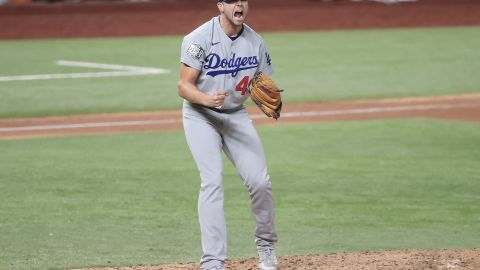 Blake Treinen celebra un ponche en el juego 5 de la Serie Mundial.