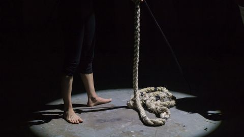 Yarraka Bayles tiene que vigilar los intentos de suicidio de su hijo.