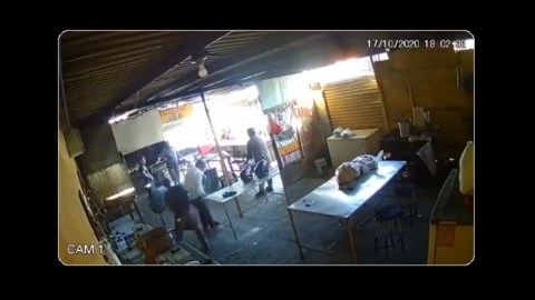 Un empleado aprovechó un descuido del extorsionador para matarlo.