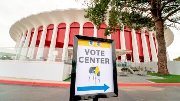 The Forum, en Inglewood, fue otro de los lugares que abrió desde este sábado para recibir a los votantes.