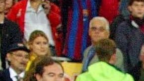 Los cuerpos de seguridad tuvieron que escoltar a Figo para poder salir de la cancha.