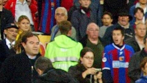 Los cuerpos de seguridad tuvieron que escoltar a Figo para poder salir de la cancha.