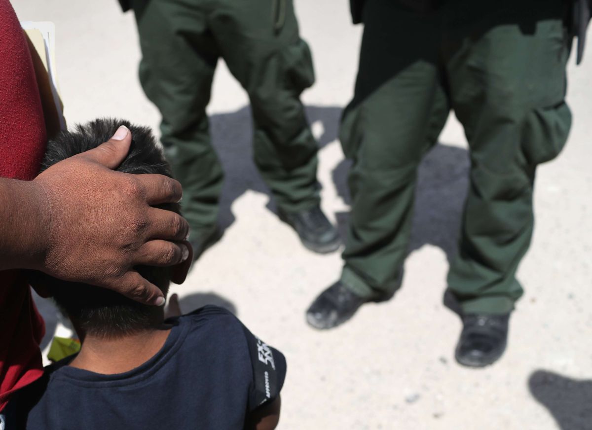 Los oficiales migratorios no podrán deportar a menores detenidos en la frontera.
