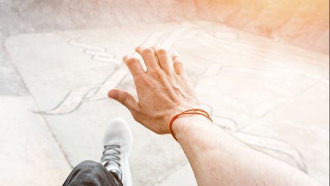 La pulsera roja es uno de los amuletos más comunes.