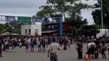 Hondureños enel  puesto fronterizo de Corinto.