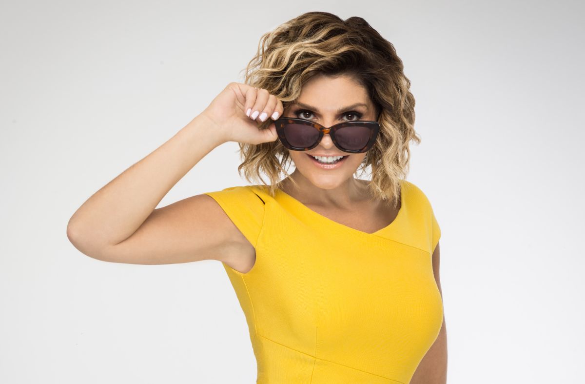 Itatí Cantoral surprising its fans by posing using a transparent body