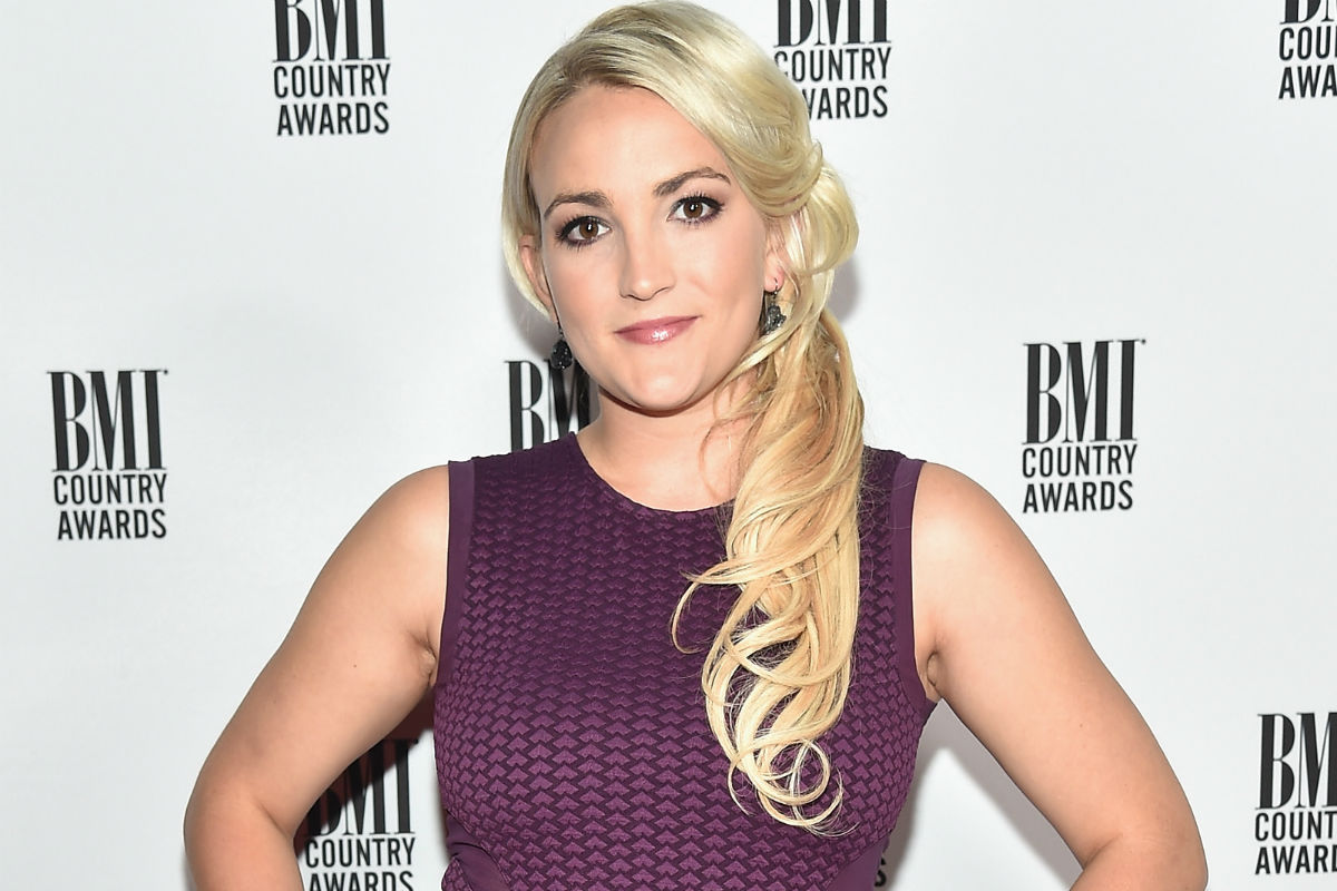 Jamie Lynn Spears cries and her 3-year-old daughter comforts her