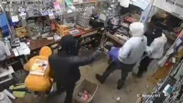 Los sospechosos fueron captados en video.