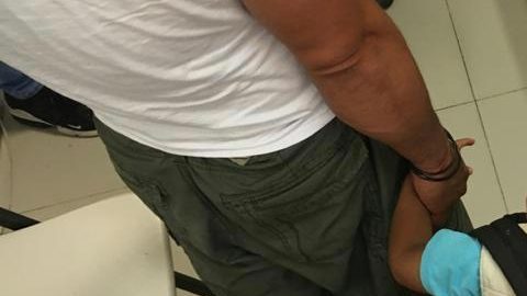 La droga era transportada en la mochila del menor.