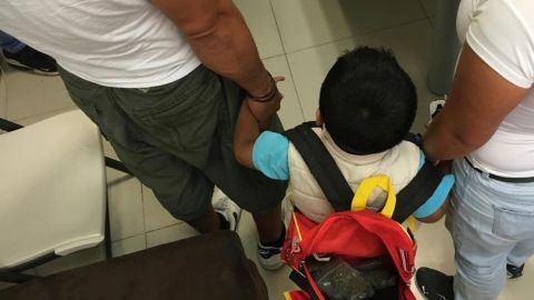 La droga era transportada en la mochila del menor.