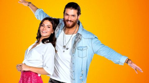 Demet Özdemir y Can Yaman protagonizan 'Pájaro Soñador'.