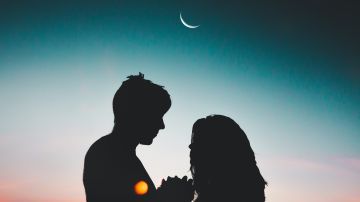La luna influye en la manera en que te relacionas en el amor.