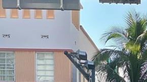 Varios efectivos de la policía de Miami Beach se desplazaron hasta el lugar donde arrestaron a los dos sospechosos.