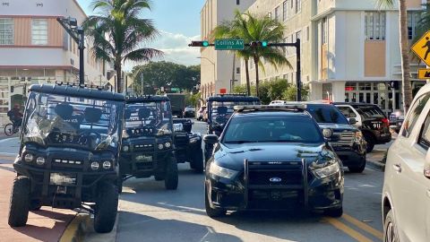 Varios efectivos de la policía de Miami Beach se desplazaron hasta el lugar donde arrestaron a los dos sospechosos.