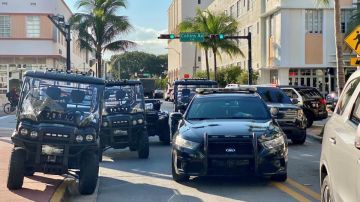 Varios efectivos de la policía de Miami Beach se desplazaron hasta el lugar donde arrestaron a los dos sospechosos.